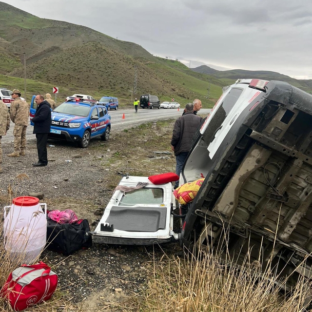Muş'ta yolcu minibüsü dere yatağına yuvarlandı: 16 yaralı