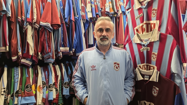 Trabzonspor tutkusuyla evinde formalarından müze yaptı