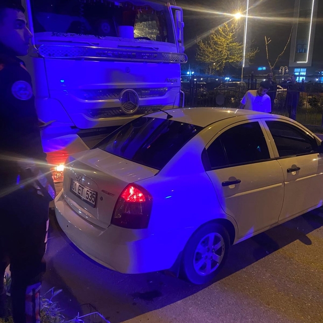 Kamyon otomobili sürükledi