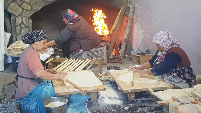 Gaziantep'te kadınların ürettiği yufka ekmekler belediye aracılığıyla satılıyor
