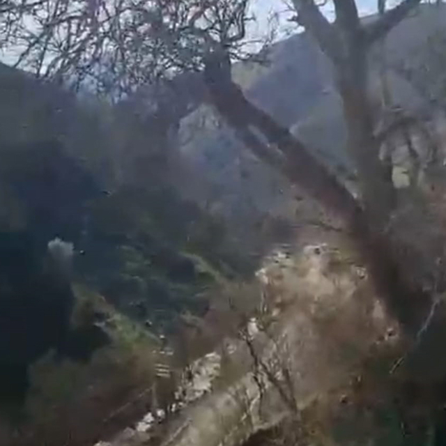 Bahçesaray'da mahalle yoluna inen heyelan kamerada