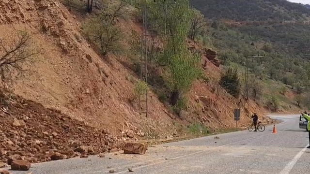 Tunceli'de yamaçtan kopan taş ve toprak kütlesi yola düştü