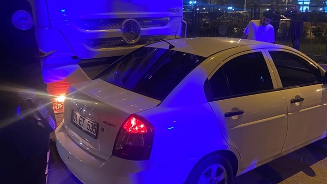 Kamyon otomobili sürükledi
