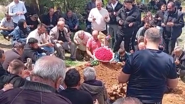Gelin çiçeği, damadın mezarına konuldu
Düğünü olacağı gün eşiyle birlikte hayatını kaybeden damat son yolculuğuna uğurlandı
