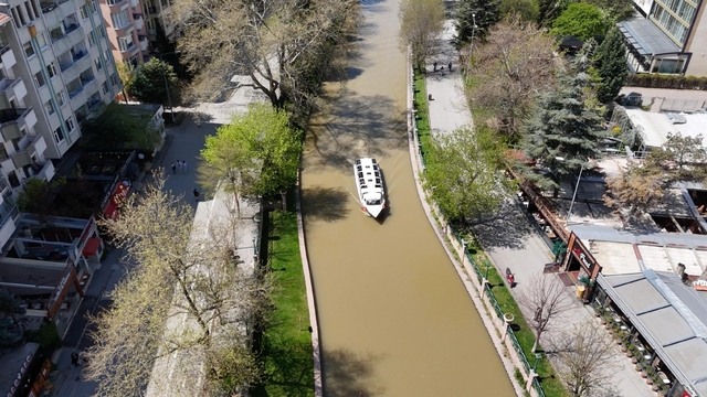Porsuk Çayı kahverengiye döndü
Turistlerin Porsuk Çayı şaşkınlığı: "Fotoğraflardaki manzaradan eser yok"