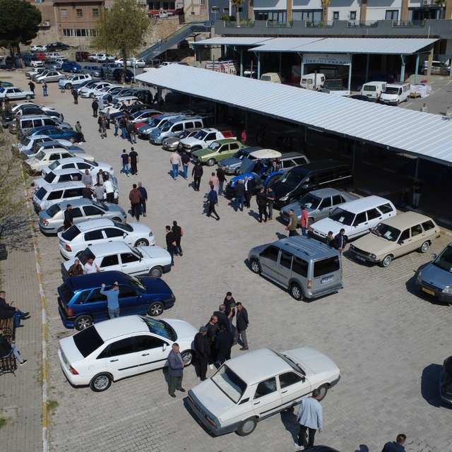 Demirci 2. El Oto Pazarı kapılarını açtı
İlçede ilk kez açılan pazara çevre...