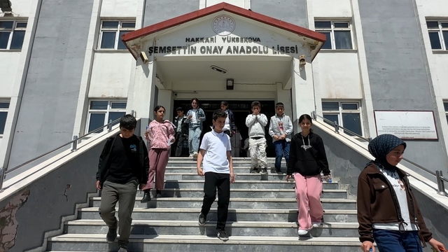 Yüksekova'da 4 bin 69 öğrenci bursluluk sınavında ter döktü