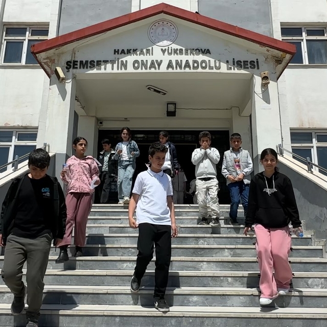 Yüksekova'da 4 bin 69 öğrenci bursluluk sınavında ter döktü