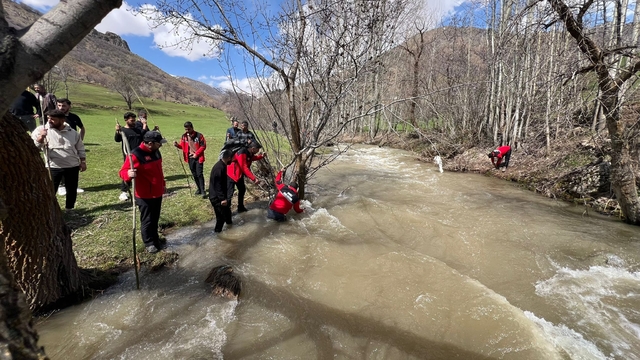 Hakkari'de dereye düşen çocuk için arama çalışması başlatıldı