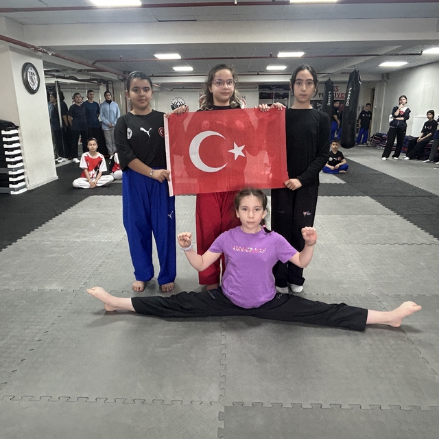 Miniklerin vatan sevgisi
Antrenmanda bayraklı gösteri