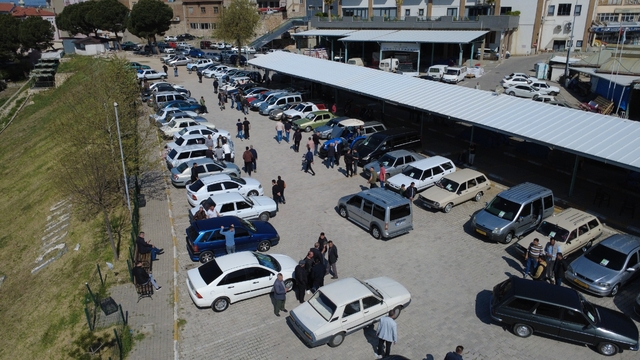 Demirci 2. El Oto Pazarı kapılarını açtı
İlçede ilk kez açılan pazara çevre ilçelerden de yoğun katılım oldu