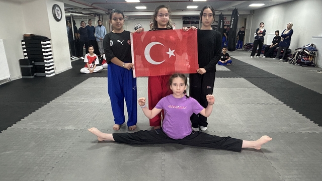 Miniklerin vatan sevgisi
Antrenmanda bayraklı gösteri
