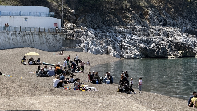 Zonguldak'ta vatandaşlar güneşli havayı sahilde ve yeşil alanlarda değerlendirdi