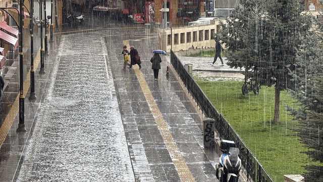Sivas'ta kuvvetli yağmur etkili oldu, hazırlıksız yakalananlar sığınacak yer aradı