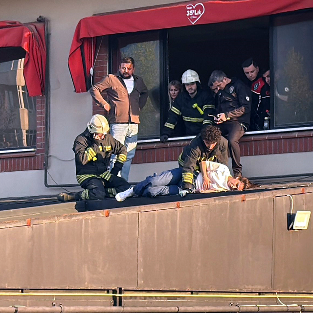 Kafeteryanın 3'üncü katında otururken dengesini kaybedip, alt katın terasın...