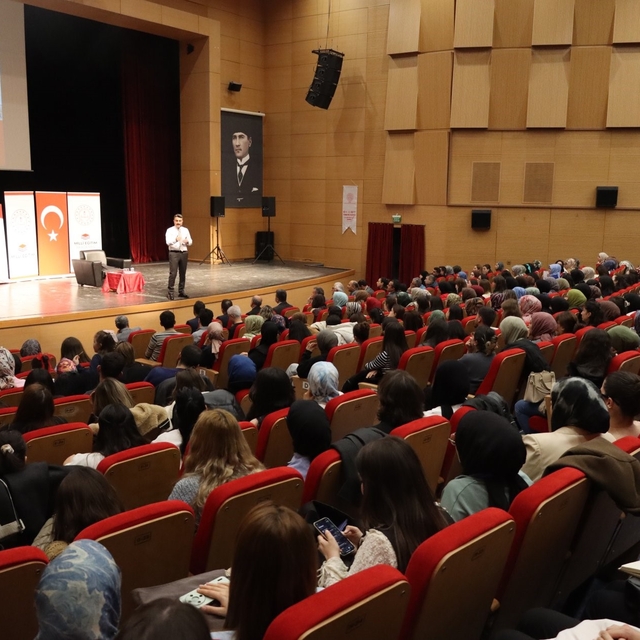 Mesleki tecrübelerini aday öğretmenlerle paylaştı
Sivas İl Milli Eğitim Müd...