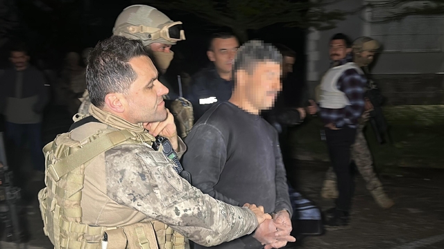 Aile içi şiddet ihbarına giden polislere silahlı saldırı: 1'i ağır, 2 yaralı