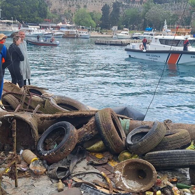 Denizden 5 ton atık çıkarıldı