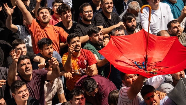 Manisa'da mesir coşkusu
Kubbe ve minarelerden saçılan mesir macunundan kapabilmek için on binler birbiriyle yarıştı
Yaklaşık 5 asırlık gelenek bu yıl da renkli görüntülere sahne oldu
486'ncı Uluslararası Manisa Mesir Macunu Festivali'nde 10 ton mesir macunu 44 ayrı noktadan saçıldı