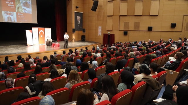 Mesleki tecrübelerini aday öğretmenlerle paylaştı
Sivas İl Milli Eğitim Müdürü Fatih Erdoğan,  meslek hayatı boyunca edindiği tecrübeleri aday öğretmenlere aktardı
