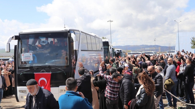 Sivas'ta 312 hacı adayı dualarla kutsal topraklara uğurlandı
Sivas'tan kutsal topraklara gidecek olan 312 hacı adayı için şehirlerarası otobüs terminalinde tören düzenlendi