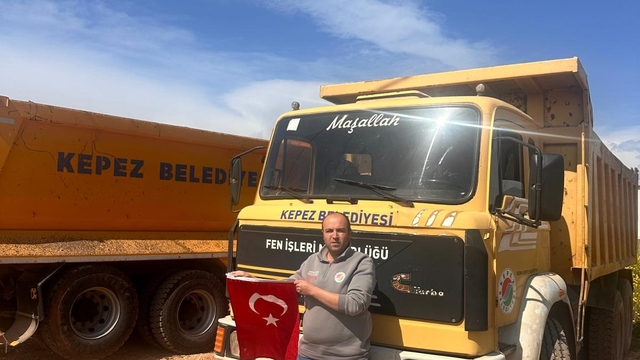 Belediye çalışanının bayrak hassasiyeti
Çöpte gördüğü Türk bayrağını alarak kamyonuna astı