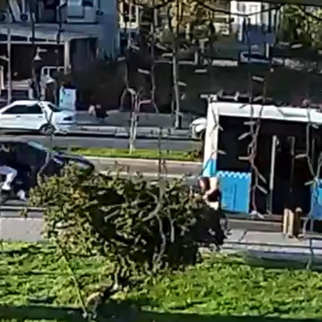 Motosikletin duraktaki otobüse çarptığı kazanın görüntüleri ortaya çıktı