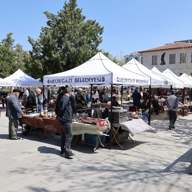 Antika Pazarı koleksiyonerleri bir araya geldi