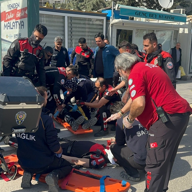 Malatya'da motosikletle otomobil çarpıştı: 2 polis yaralı