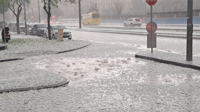 Gaziantep'te ceviz büyüklüğünde dolu yağdı
Ağaçların dalları kırıldı, sürücüler emniyete sığındı