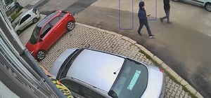 Kontak anahtarı üzerinde bırakılan kargo aracını çalan 2 şüpheli takiple ya...