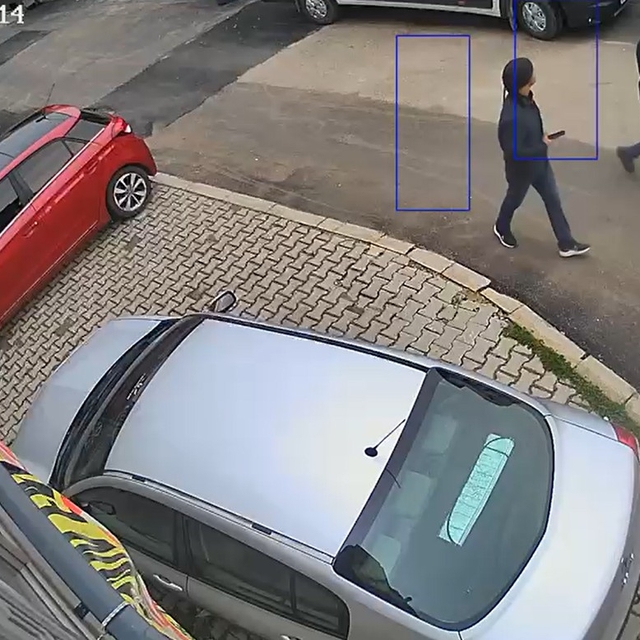 Kontak anahtarı üzerinde bırakılan kargo aracını çalan 2 şüpheli takiple ya...