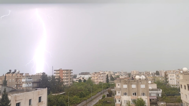 Silopi'de yıldırım düşme anları kamerada