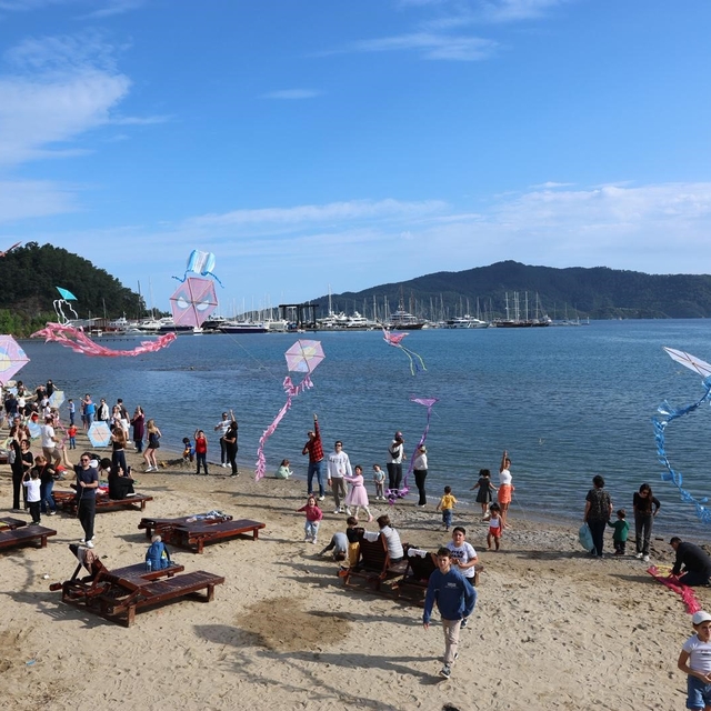 Uçurtmalar gökyüzünü, çocuklar da Burunucu'nu renklendirdi