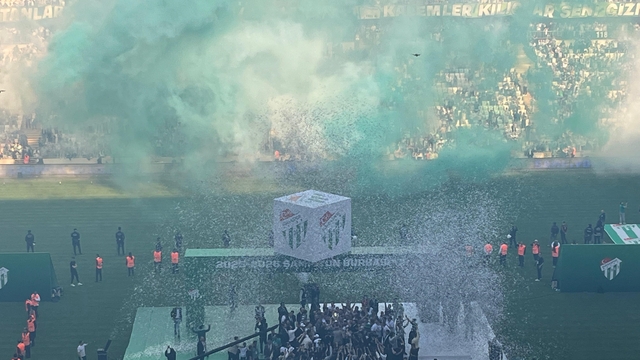 Bursa'da tarihi akşam, timsah geri döndü
Şampiyonluk sahnesi Bursaspor'un
Bursa'da timsah istilası, binlerce taraftar sahaya indi
Bursaspor'dan Süper Lig şampiyonluğunu aratmayan kutlama
Bursaspor taraftarları şampiyonluğu sahaya inerek coşkuyla kutladı