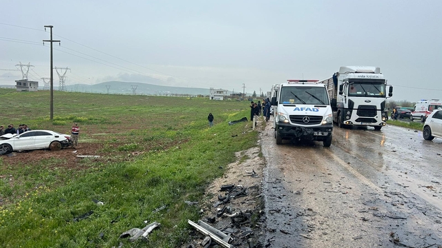 Siirt'te otomobil ile kamyonetin çarpıştığı kazada 2 kişi öldü, 3 kişi yaralandı