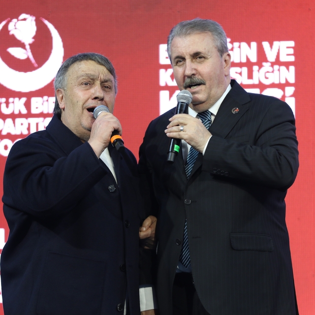 BBP Genel Başkanı Destici, Kocaeli'deki kongrede İsmail Türüt ile sahneye ç...