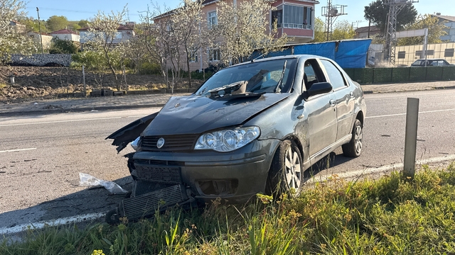 Samsun'da refüje çarpan otomobildeki 2 kişi yaralandı