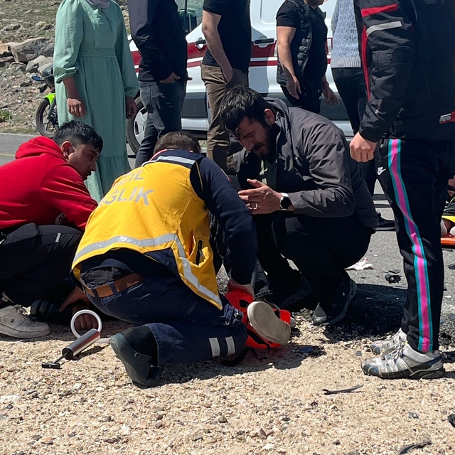 Niğde'de iki motosiklet kafa kafaya çarpıştı: 2 yaralı