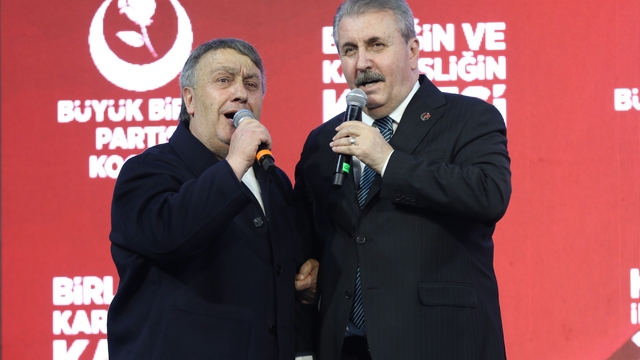 BBP Genel Başkanı Destici, Kocaeli'deki kongrede İsmail Türüt ile sahneye çıkıp türkü söyledi
BBP Genel Başkanı Destici:
"15 yaşının üstündekiler büyükler gibi ceza almalıdır"
"Türkiye'ye Yunanistan'dan, Atina'dan parmak sallayan Fransa Cumhurbaşkanı Macron'a söylüyorum; siz o zaman bizim padişahlarımızın, sultanlarımızın eteğini öpüyordunuz"
"Fransa diye bir cumhuriyet varsa bunu önce Osmanlı'ya borçlusunuz"