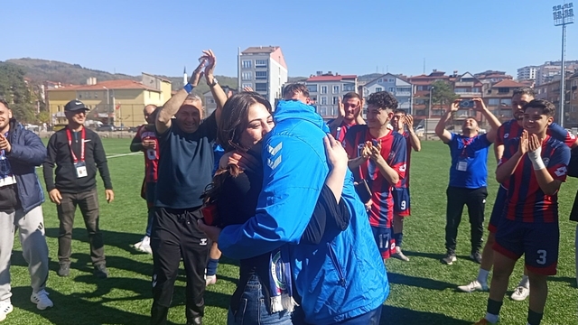 Zonguldak'ta yeşil sahada çifte mutluluk
Takımını galip getirdi, kız arkadaşına evlilik teklifi etti