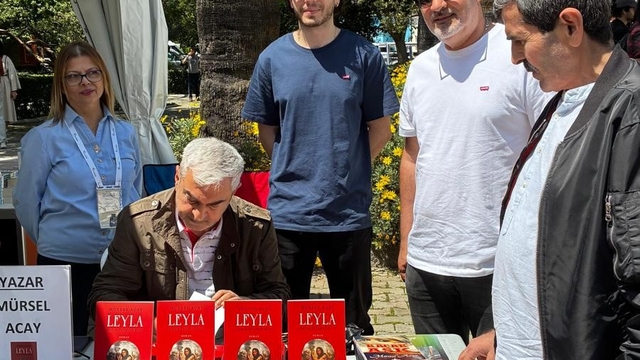 Gazeteci Mürsel Acay İzmir Kitap Fuarında okurlarıyla buluştu