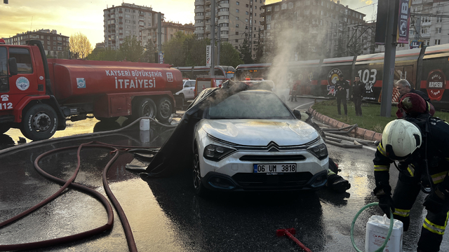 Kayseri'de elektrikli otomobil seyir halindeyken alev aldı