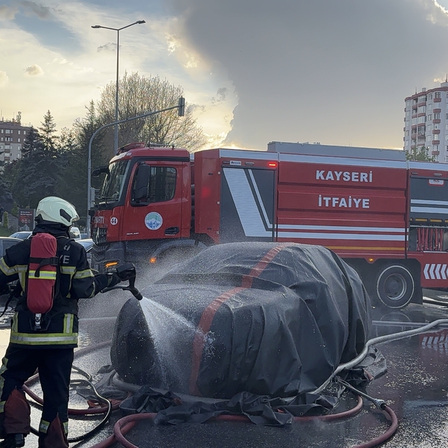 Alev alan elektrikli otomobil yangın battaniyesiyle söndürüldü
Elektrikli o...