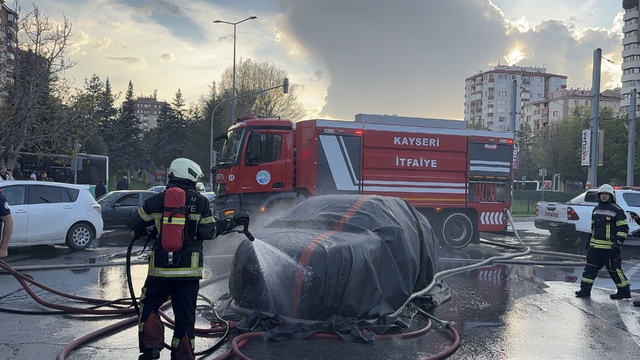 Alev alan elektrikli otomobil yangın battaniyesiyle söndürüldü
Elektrikli otomobilin yandığı an kamerada