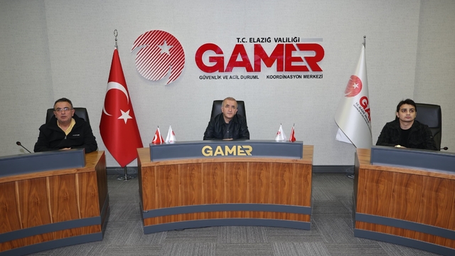 Elazığ Valisi Hatipoğlu: "Doludan dolayı 95 ihbar aldık"
"İlimizde akşam saatlerindeki yağış miktarı metrekareye 21.2'dir"
"Köylerde hasar tespit çalışmalarımız devam ediyor