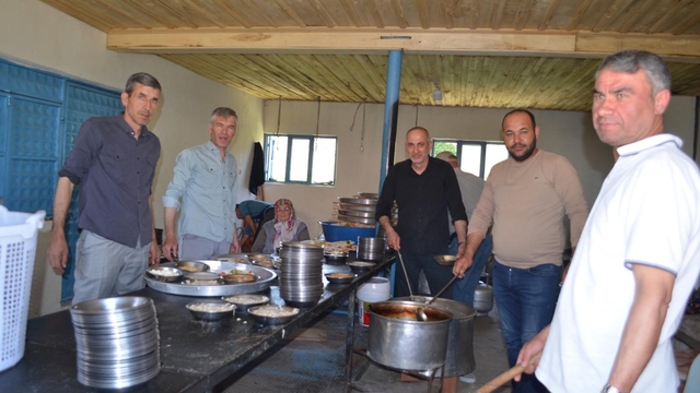 Gördes'te geleneksel köy hayrına yoğun katılım
