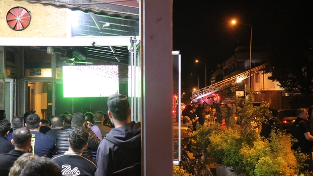 ?Mahalle yanarken onlar derbiyi izledi
Sakarya'nın Serdivan ilçesinde çıkan yangında iki araç kül oldu, üç dükkanda ve bir evde hasar oluştu