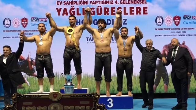 Gaziantep'te altın kemer Mustafa Taş'ın
CW Enerji Türkiye Yağlı Güreş Ligi 1. Etap Gaziantep'te yapıldı
Finalde rakibi Feyzullah Aktürk'ü mağlup ederek başpehlivan olan Mustafa Taş, altın kemer, altın madalya ve kupanın sahibi oldu