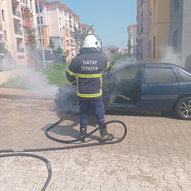 Hassa'da otomobil alevlere teslim oldu